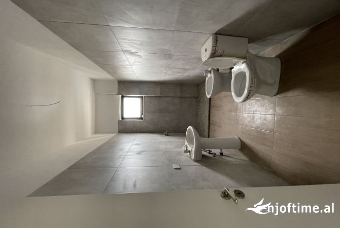 Shtepi ne shitje Apartament ne Tirane, 2+1, Mobilimi Bosh, pa mobiluar, Pagesa 135,000  Euro.