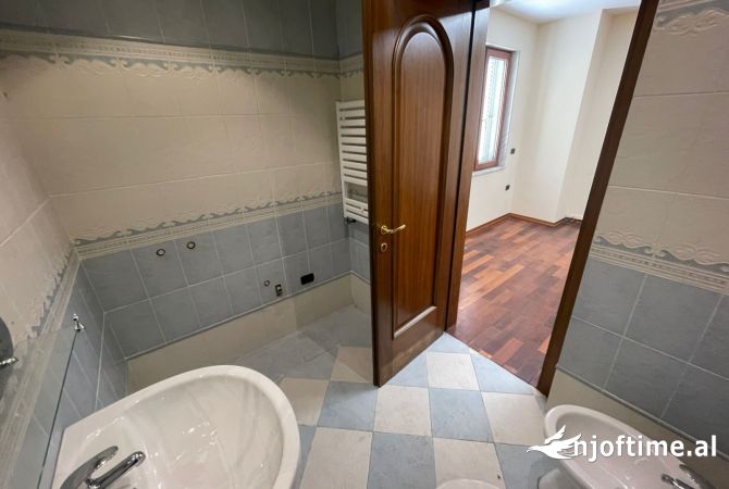 Jepet me Qera, Ambient biznesi, Blloku (Ambasada e Kosoves)