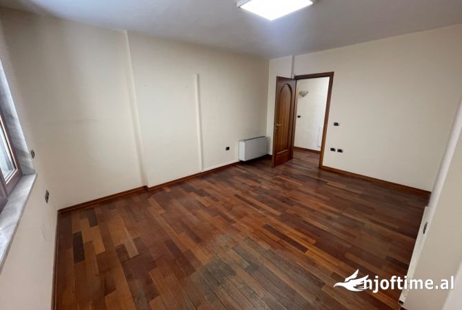 Ambient biznesi me qera 3+1 ne Tirane - 2,000 Euro