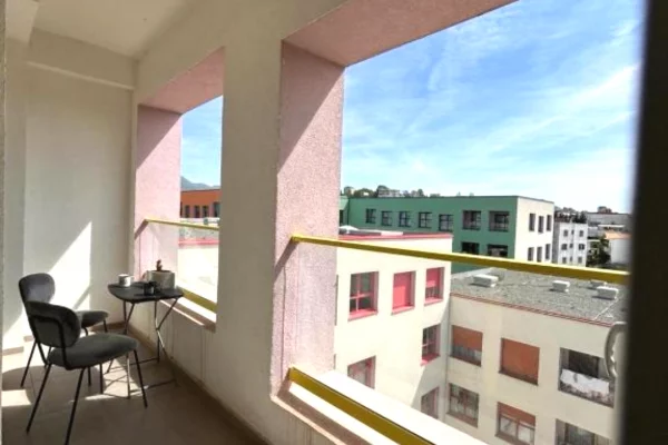 Shtepi ne shitje Apartament ne Tirane, 2+1, Mobilimi E mobiluar, Pagesa 15,600,000  Leke.