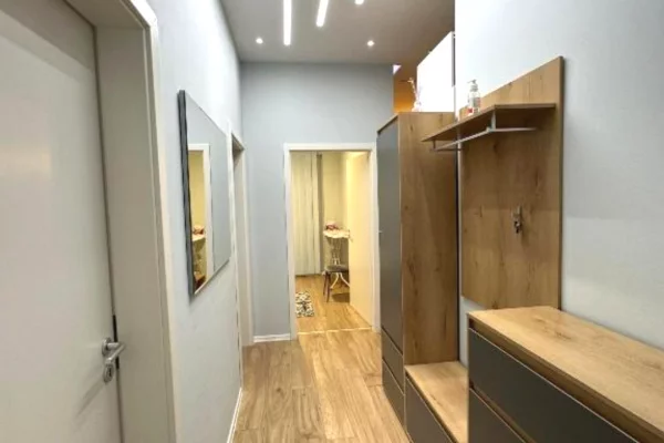 Shtepi ne shitje Apartament ne Tirane, 2+1, Mobilimi E mobiluar, Pagesa 15,600,000  Leke.