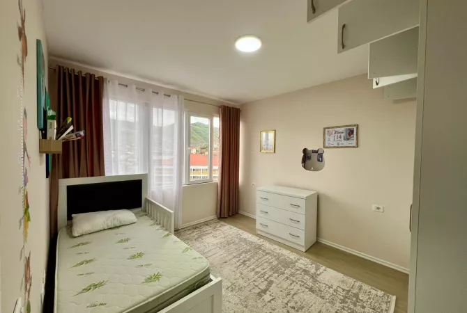 Shtepi ne shitje Apartament ne Pogradec, 2+1, Mobilimi E mobiluar, Pagesa 135,000  Euro.