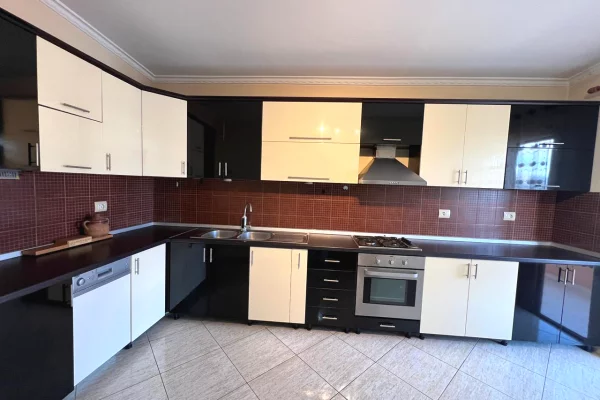 Shtepi me qera Apartament ne Tirane, 3+1, Mobilimi Pjeserisht e mobiluar, Pagesa 415  Euro.