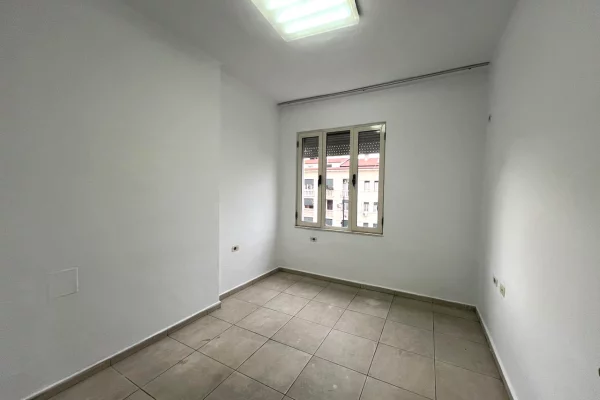 Shtepi me qera Apartament ne Tirane, 2+1, Mobilimi Bosh, pa mobiluar, Pagesa 500  Euro.