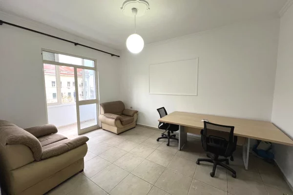 Shtepi me qera Apartament ne Tirane, 2+1, Mobilimi Bosh, pa mobiluar, Pagesa 500  Euro.