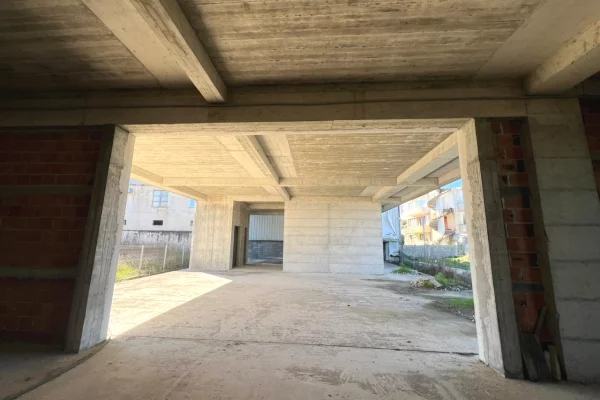 Ambient biznesi me qera 4+1 ne Tirane - 8,000 Euro