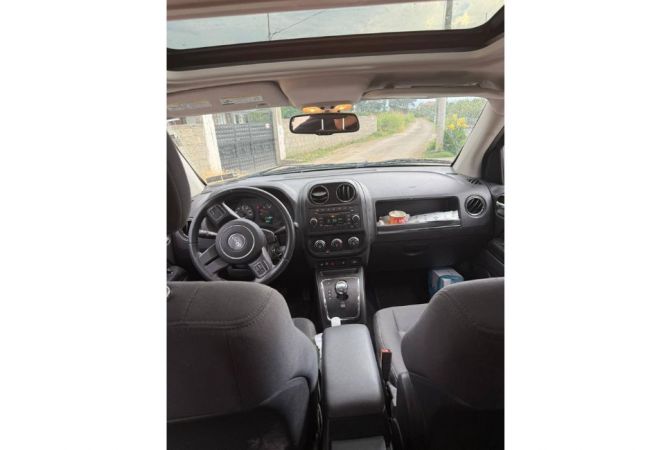 Makina ne shitje ne Tirane, Jeep, 2011 gasoline-gas,Kambio Automatik Pagesa 6,000  Euro.