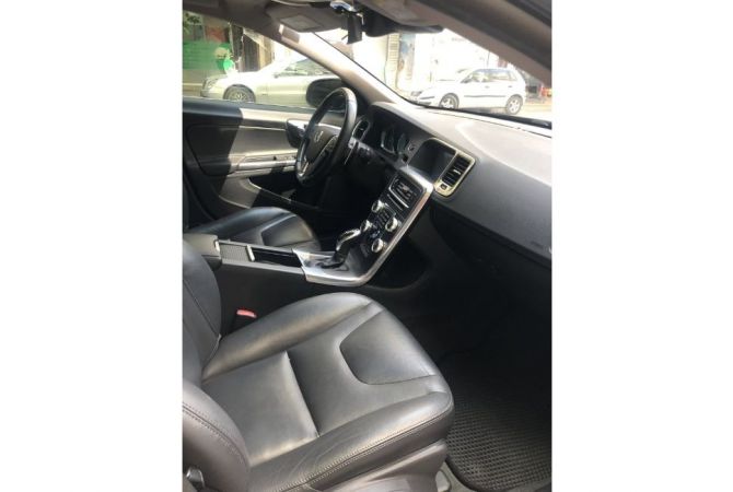 Makina ne shitje ne Tirane, Volvo, 2011 Diesel,Kambio Automatik Pagesa 10,000  Euro.