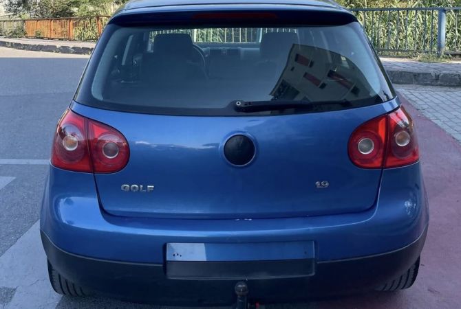 Makina ne shitje  ne Fier - 2,900 Euro