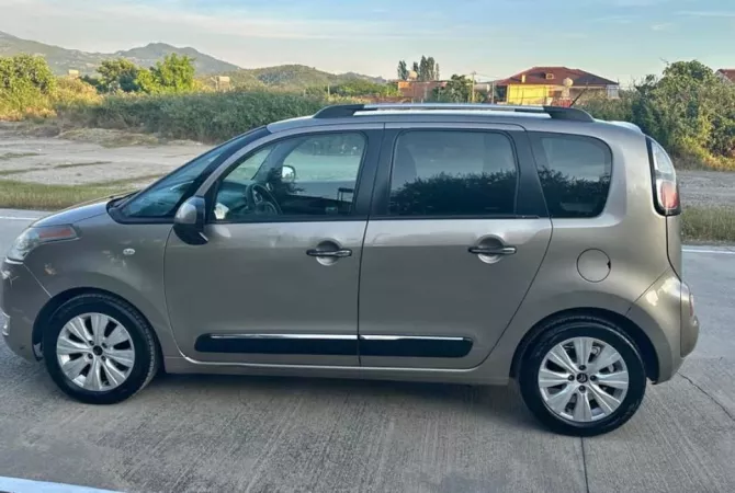 Makina ne shitje  ne Tirane - 2,950 Euro