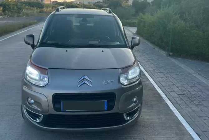 Makina ne shitje  ne Tirane - 2,950 Euro