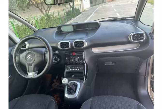Makina ne shitje  ne Tirane - 2,950 Euro