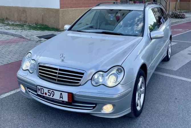 Makina ne shitje ne Tirane - 400,000 Leke