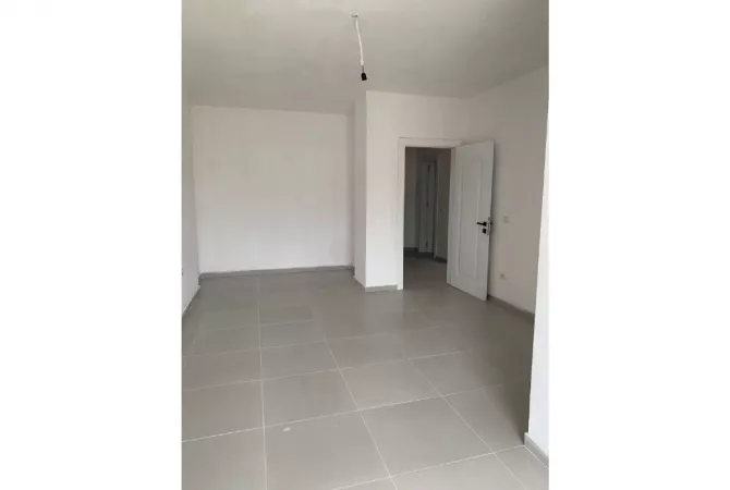 Shtepi ne shitje Apartament ne Durres, 2+1, Mobilimi Bosh, pa mobiluar, Pagesa 155,000  Euro.