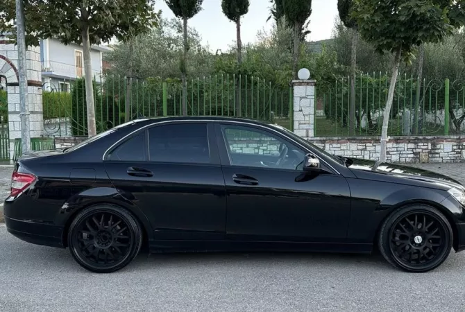 Makina ne shitje  ne Tirane - 670,000 Leke