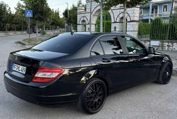 Makina ne shitje  ne Tirane - 670,000 Leke