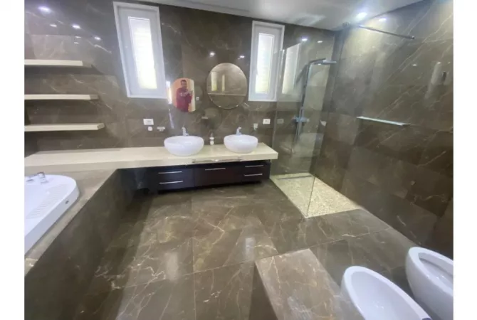 Shtepi me qera Vila Luksoze ne Tirane, 2+1, Mobilimi E mobiluar, Pagesa 2,600  Euro.