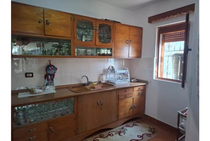 Shtepi me qera Shtepi Private ne Berat, 2+1, Mobilimi E mobiluar, Pagesa 25,000  Leke.