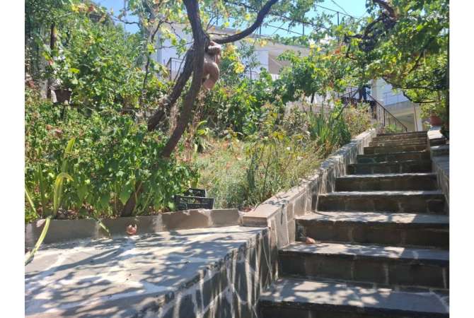 Shtepi me qera Shtepi Private ne Berat, 2+1, Mobilimi E mobiluar, Pagesa 25,000  Leke.