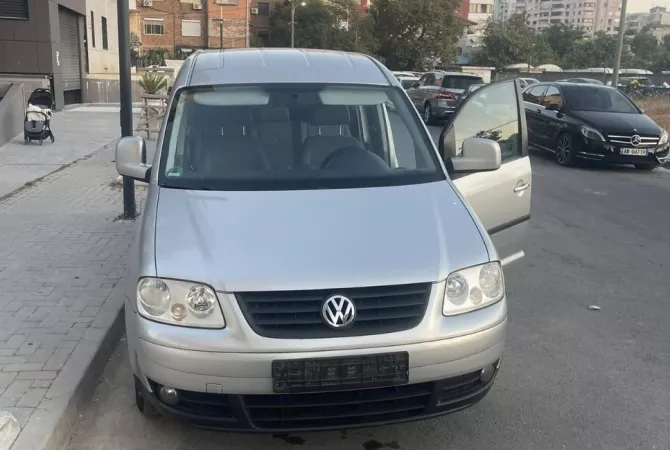 Makina ne shitje ne Tirane - 6,000 Euro
