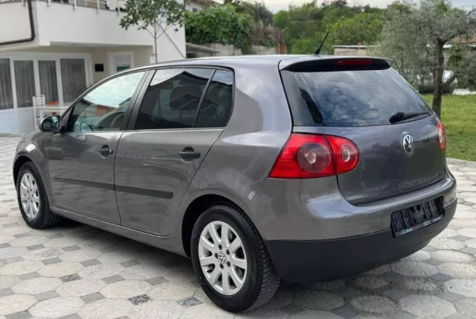 Makina ne shitje  ne Tirane - 4,000 Euro