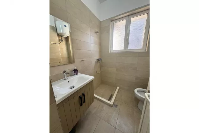 Shtepi ne shitje Apartament ne Tirane, 2+1, Mobilimi Pjeserisht e mobiluar, Pagesa 150,000  Euro.