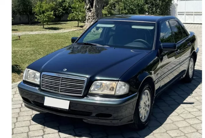 Makina ne shitje ne Tirane - 3,200 Euro