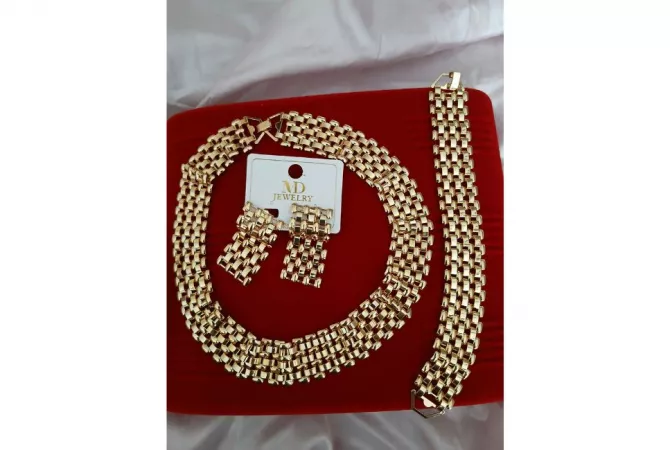 Accessori uomo e donna a Tirana - 40 Euro