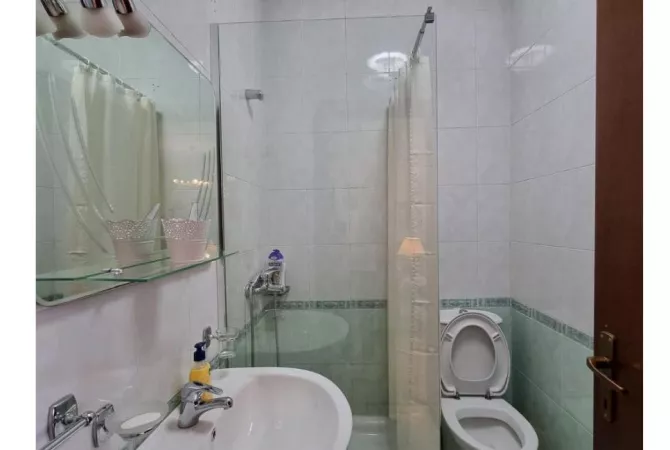 Shtepi me qera Apartament ne Tirane, 3+1, Mobilimi E mobiluar, Pagesa 1,000  Euro.