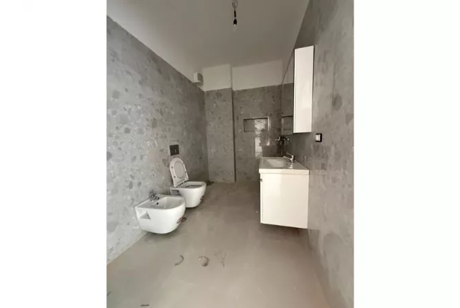 Ambiente Commerciale in Affitto 3+1 a Tirana - 450 Euro