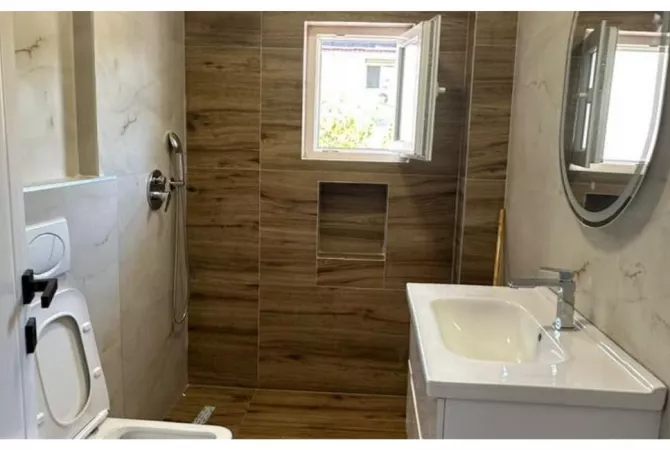 Shtepi ne shitje Apartament ne Tirane, 2+1, Mobilimi Bosh, pa mobiluar, Pagesa 129,000  Euro.