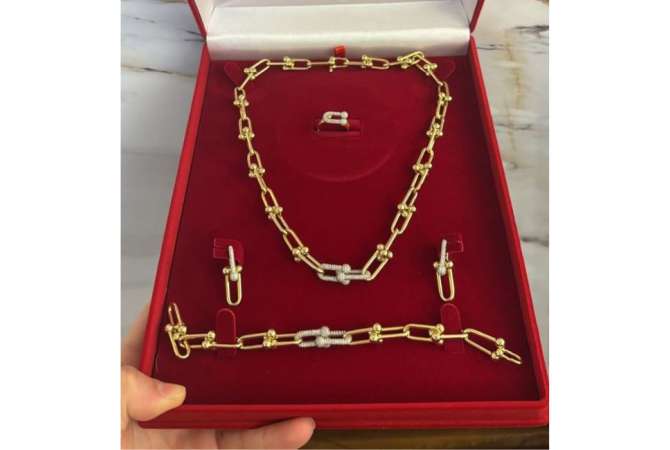 Accessori uomo e donna a Tirana - 38 Euro
