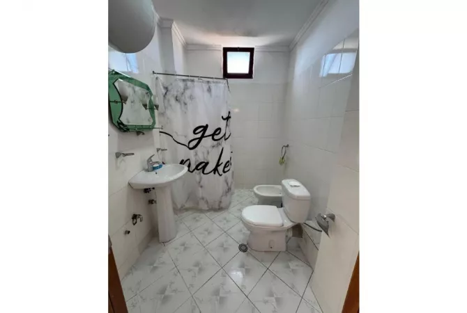 Shtepi ne shitje Apartament ne Tirane, 2+1, Mobilimi E mobiluar, Pagesa 129,000  Euro.