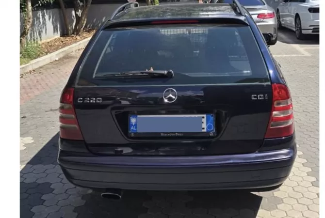 Makina ne shitje ne Tirane - 3,500 Euro