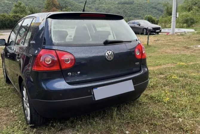 Makina ne shitje ne Tirane - 2,400 Euro