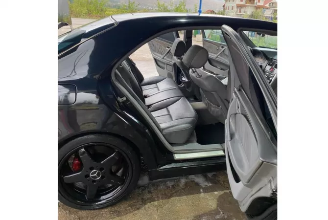 Makina ne shitje ne Tirane - 3,100 Euro