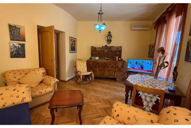 Shtepi me qera 2+1 ne Tirane - 800 Euro