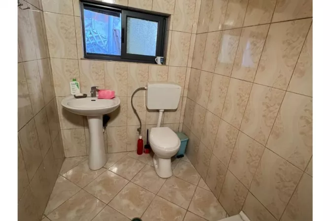Shtepi me qera 1+1 ne Tirane - 40,000 Leke