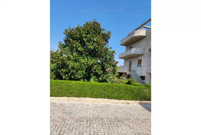 Shtepi ne shitje Vila Luksoze ne Durres, 2+1, Mobilimi E mobiluar, Pagesa 420,000  Euro.