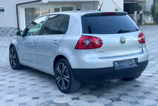 Makina ne shitje ne Tirane - 3,900 Euro