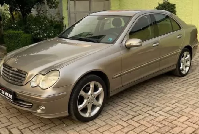 Makina ne shitje ne Elbasan - 4,500 Euro