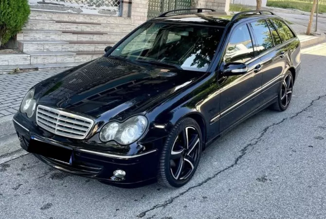Makina ne shitje ne Fier - 4,300 Euro