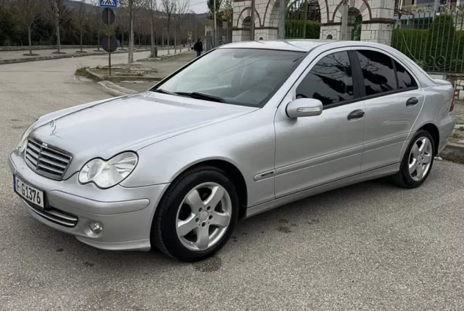 Makina ne shitje ne Tirane - 3,500 Euro