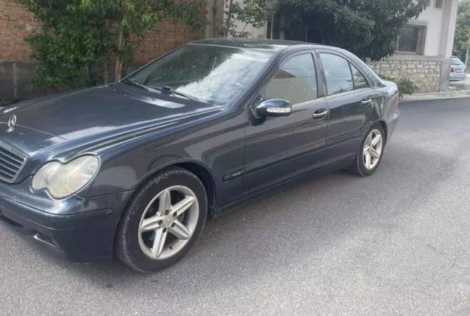 Makina ne shitje ne Tirane - 3,000 Euro