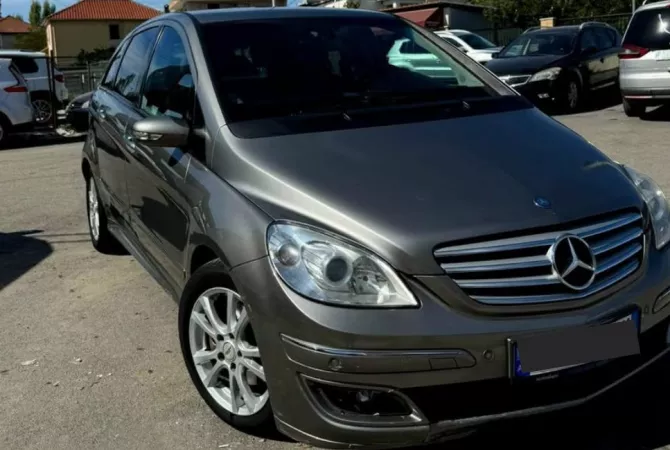 Makina ne shitje ne Tirane - 3,400 Euro
