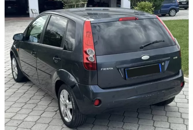Makina ne shitje ne Tirane - 2,700 Euro