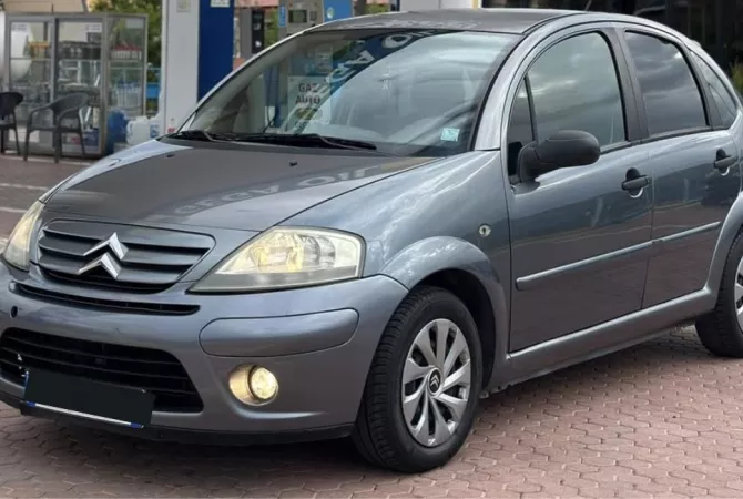 Makina ne shitje ne Tirane - 3,200 Euro