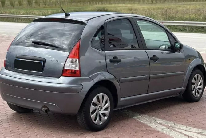Makina ne shitje ne Tirane - 3,200 Euro
