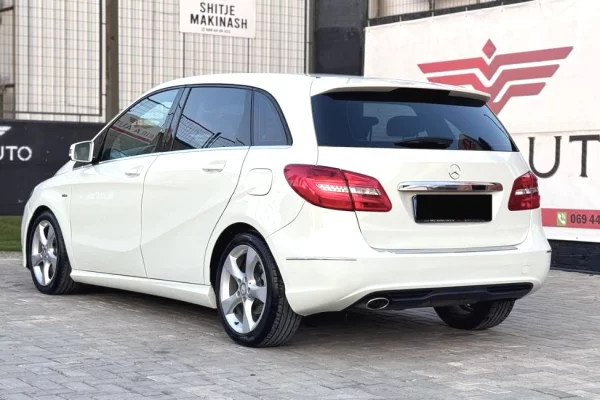 Makina ne shitje ne Tirane - 8,800 Euro
