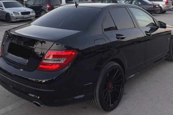 Makina ne shitje ne Tirane - 6,900 Euro
